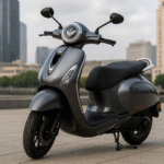 नए Bajaj Chetak Electric Scooter 2025 का हाई-रेजोल्यूशन फोटो जिसमें मॉडर्न डिजाइन, LED हेडलाइट और प्रीमियम बॉडीवर्क दिख रहा है — भारत में जल्द लॉन्च होने की तैयारी में।