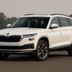 2025 Skoda Kodiaq SUV रोड पर खड़ी हुई – नया डिज़ाइन, प्रीमियम फीचर्स और दमदार रोड प्रेजेंस के साथ।