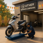 "Ather Energy Service Carnival 2025 में एक Ather इलेक्ट्रिक स्कूटर सर्विस स्टेशन का 3D दृश्य, जहाँ सर्विसिंग के दौरान स्कूटर की जांच हो रही है और पृष्ठभूमि में त्योहारी लाइटिंग और भारतीय माहौल दिख रहा है।"
