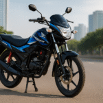 धूप भरे दिन में शहर की सड़क पर खड़ी नई Honda SP 125 मोटरसाइकिल, जिसमें स्टाइलिश डिजाइन, एलईडी हेडलाइट और आधुनिक डिजिटल फीचर्स दिख रहे हैं।