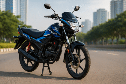 धूप भरे दिन में शहर की सड़क पर खड़ी नई Honda SP 125 मोटरसाइकिल, जिसमें स्टाइलिश डिजाइन, एलईडी हेडलाइट और आधुनिक डिजिटल फीचर्स दिख रहे हैं।