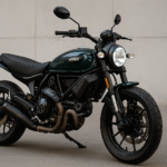 2026 Ducati Scrambler Nightshift Emerald Green Livery, स्टाइलिश हेडलाइट, डार्क अलॉय व्हील्स और रेट्रो-इंस्पायर्ड डिजाइन के साथ दिख रही है। बाइक प्रीमियम और मॉडर्न टच देती है। (यह छवि AI द्वारा जेनरेट की गई है, केवल representational purpose के लिए इस्तेमाल की गई है)