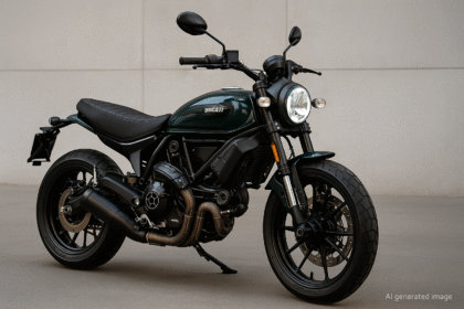 2026 Ducati Scrambler Nightshift Emerald Green Livery, स्टाइलिश हेडलाइट, डार्क अलॉय व्हील्स और रेट्रो-इंस्पायर्ड डिजाइन के साथ दिख रही है। बाइक प्रीमियम और मॉडर्न टच देती है। (यह छवि AI द्वारा जेनरेट की गई है, केवल representational purpose के लिए इस्तेमाल की गई है)