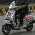 कैमोफ्लाज में टेस्टिंग के दौरान देखा गया नया New Gen Bajaj Chetak Electric Scooter, जिसमें हब-माउंटेड मोटर और नया डिजाइन दिख रहा है — भारत में जल्द लॉन्च होने की तैयारी में।