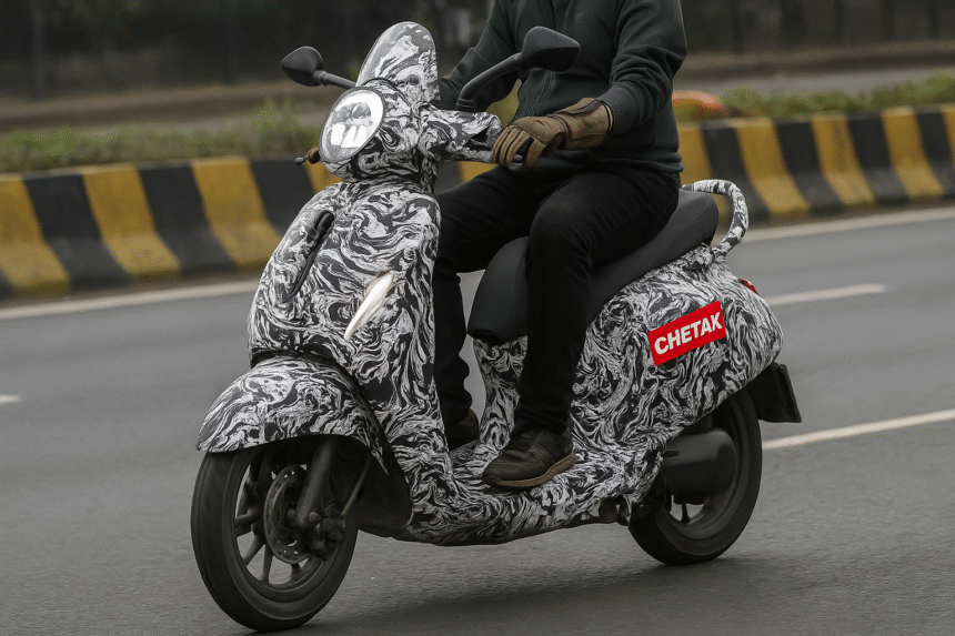कैमोफ्लाज में टेस्टिंग के दौरान देखा गया नया New Gen Bajaj Chetak Electric Scooter, जिसमें हब-माउंटेड मोटर और नया डिजाइन दिख रहा है — भारत में जल्द लॉन्च होने की तैयारी में।