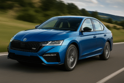 Skoda Octavia RS milage 2025 सड़क पर चलती हुई — नई स्पोर्ट्स सेडान का डायनेमिक साइड प्रोफाइल और बेहतर माइलेज प्रदर्शन दर्शाती हुई छवि