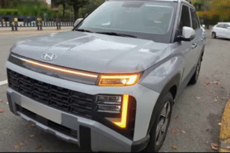 Hyundai Venue N Line Variants — नए डिजाइन और एलईडी डीआरएल के साथ 2025 Hyundai Venue N Line का फ्रंट व्यू, जिसमें स्पोर्टी ग्रिल और अपडेटेड बंपर दिखाया गया है।