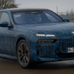 BMW Solid State Battery Technology 2025 — BMW, Solid Power और Samsung SDI द्वारा विकसित नई सॉलिड-स्टेट बैटरी टेक्नोलॉजी का परीक्षण करते हुए BMW i7 का दृश्य