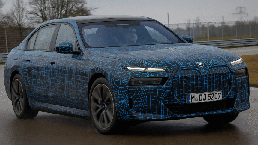 BMW Solid State Battery Technology 2025 — BMW, Solid Power और Samsung SDI द्वारा विकसित नई सॉलिड-स्टेट बैटरी टेक्नोलॉजी का परीक्षण करते हुए BMW i7 का दृश्य