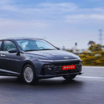 Hyundai Verna Hindi Review 2025 – हाईवे पर चलती नई Hyundai Verna का डायनामिक साइड प्रोफाइल और फ्यूचरिस्टिक डिजाइन व्यू